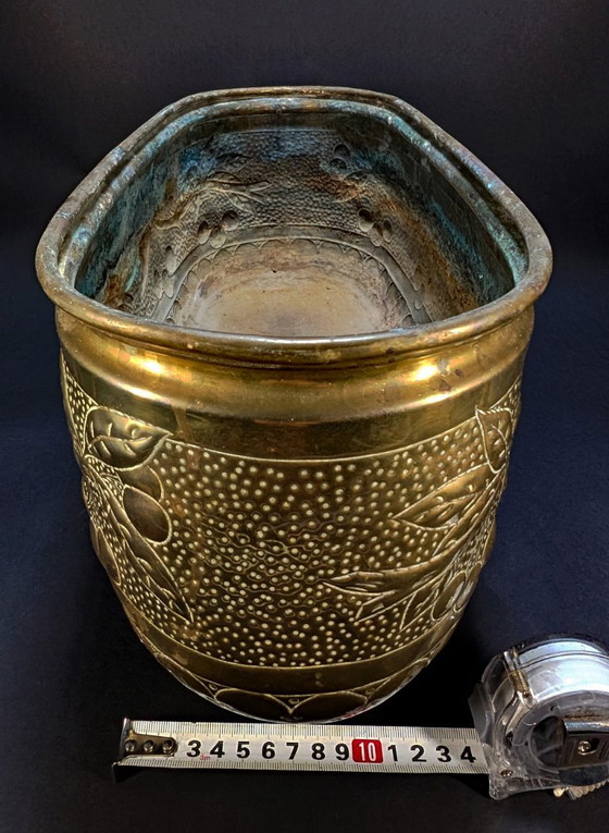 Macetero de latón antiguo – Decoración de hojas y cerezos repujados – c.1900 – Macetas, Brass (photo 11 of 11)