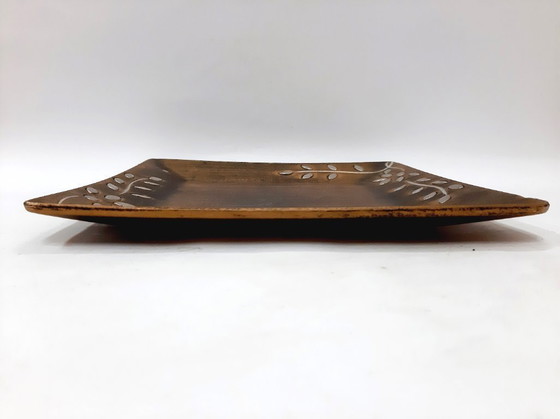 Image 1 of Plato cuadrado de madera de acacia, fuente para servir con adornos florales en tono plateado.