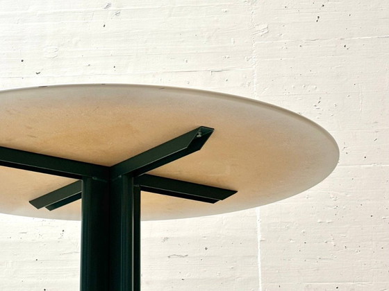 Image 1 of Ronde eettafel met wit blad en centrale voet, jaren 90