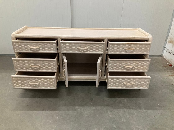 Image 1 of Wit geverfd dressoir van geweven rotan/bamboe, '70