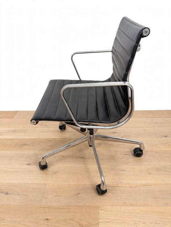 Vitra EA 118 Eames Silla de oficina con reposabrazos – Sillas de oficina, Cuero (photo 3 of 6)