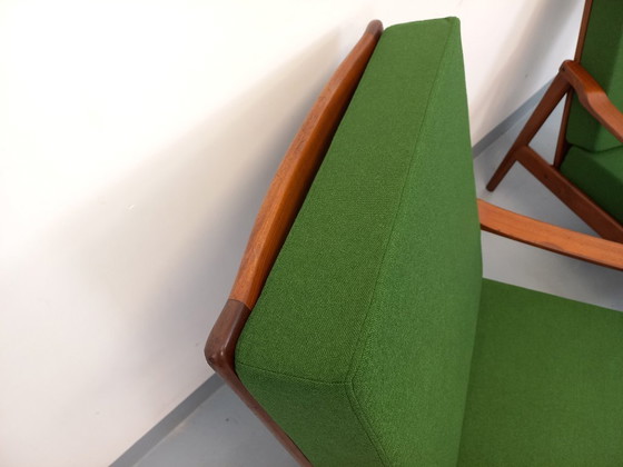 Image 1 of Een paar vintage Scandinavische fauteuils van teakhout met groene stof uit de jaren 60.