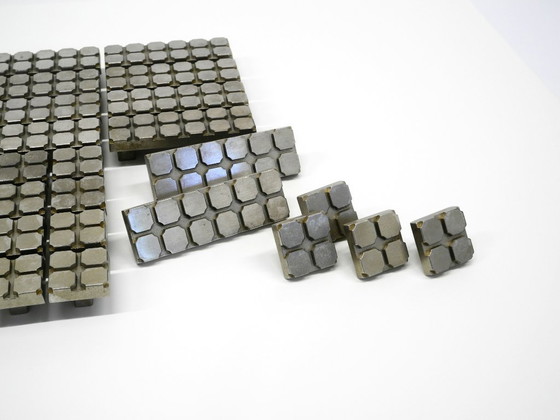 Image 1 of Grandi maniglie per porte di armadi in alluminio fuso dell'era spaziale del Mid Century 1960 - 26 pezzi - 2 misure