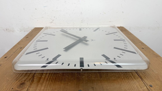 Image 1 of Horloge murale de bureau carrée vintage de Pragotron, années 1980