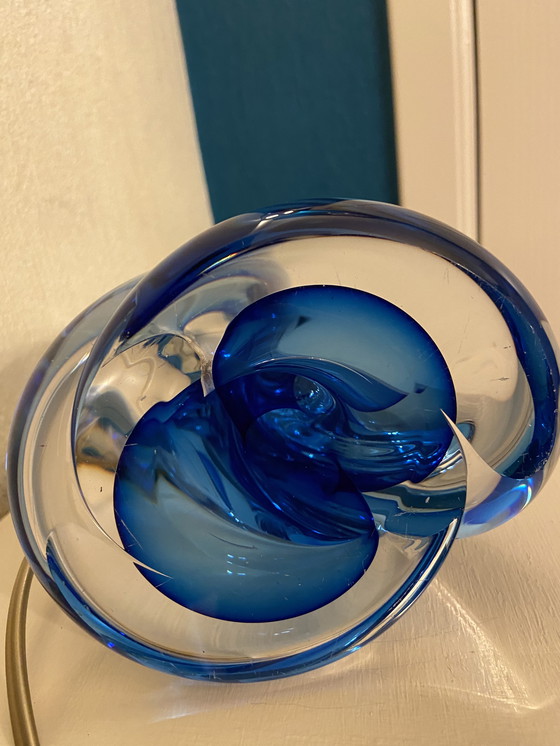 Image 1 of Val Saint Lambert gedraaide tafellamp van blauw/transparant kristal.