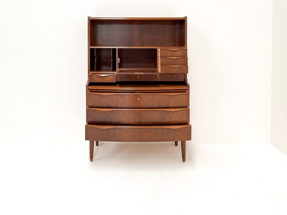 Image 1 of Erling Torvits Notenhouten secretaire met golvend front, Denemarken, jaren 60