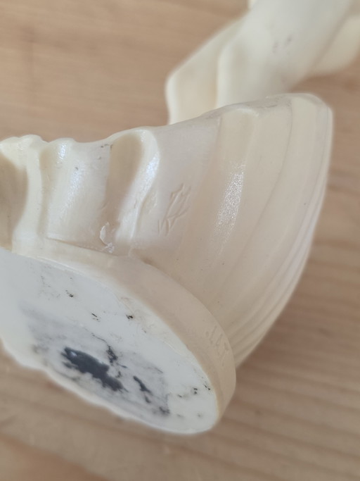 Resin statue of Venus