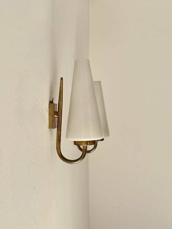 Een paar vintage wandlampen van messing en opaalglas, Italië, 1970. – Brass (photo 4 of 5)