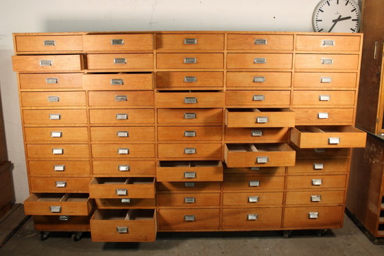 Image 1 of Grote antieke apothekerskast met 55 laden • Vintage hout