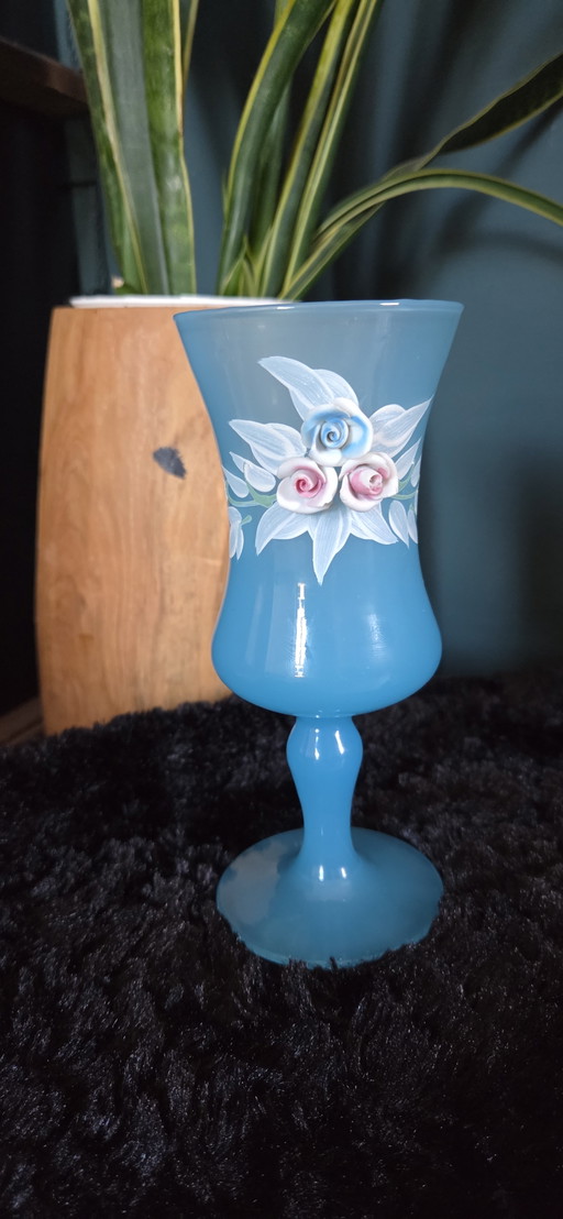 Mouth-blown opaline glass vase – vazen
