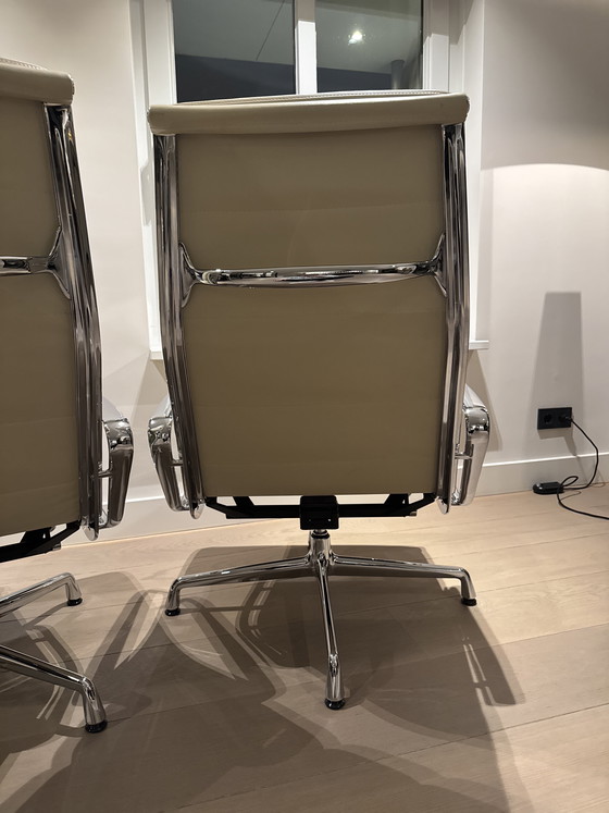 Image 1 of Charles Eames stoelen vitra 2 stuks