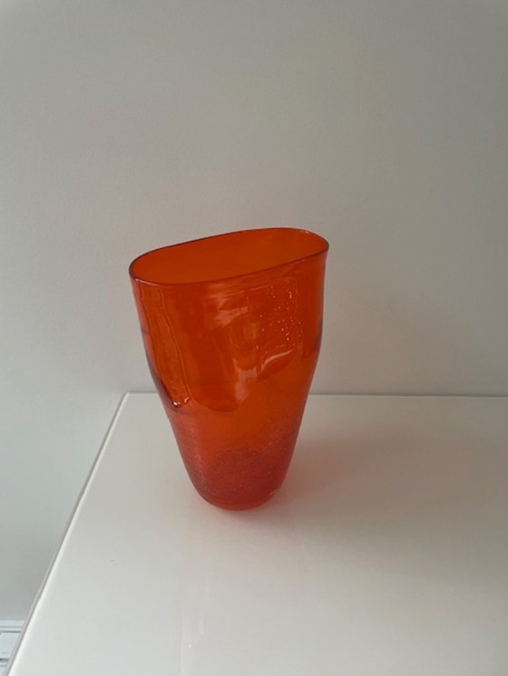 Image 1 of Jarrón soplado a mano en vidrio naranja intenso.