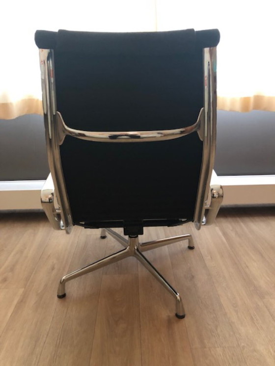 Image 1 of Vitra EA124 lounge chair