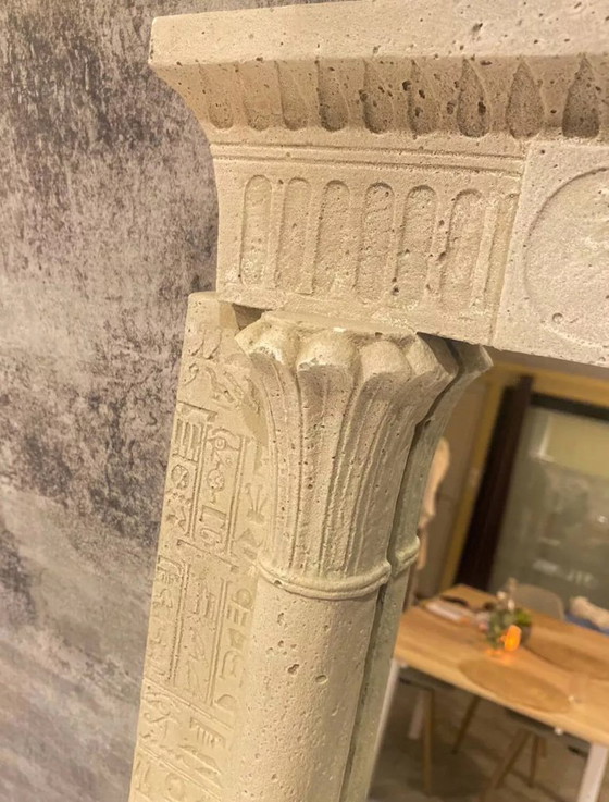 Image 1 of Specchio da parete in pietra in stile egizio con illuminazione