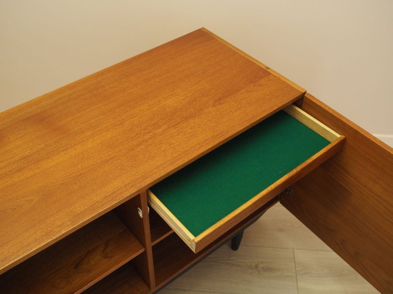 Dänischer Teakholzschrank auf konischen Beinen, skandinavisch modern der 1960er Jahre – Buffetschränke, Wood (photo 13 of 14)
