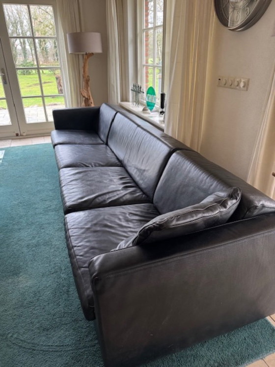 Image 1 of 4-seater black thick leather sofa, divisible with side table