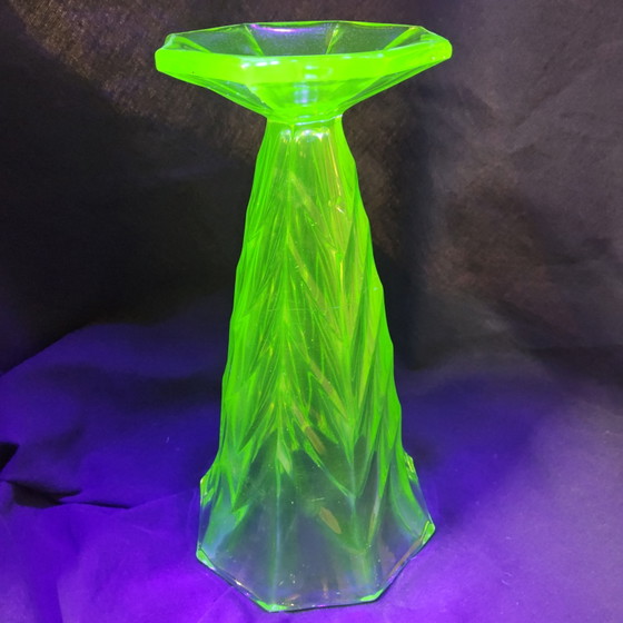 Vase Antique Art Déco Bohémien en Uranium / Verre Géométrique Effilé (Verre de Bohème) – Glass (photo 4 of 15)
