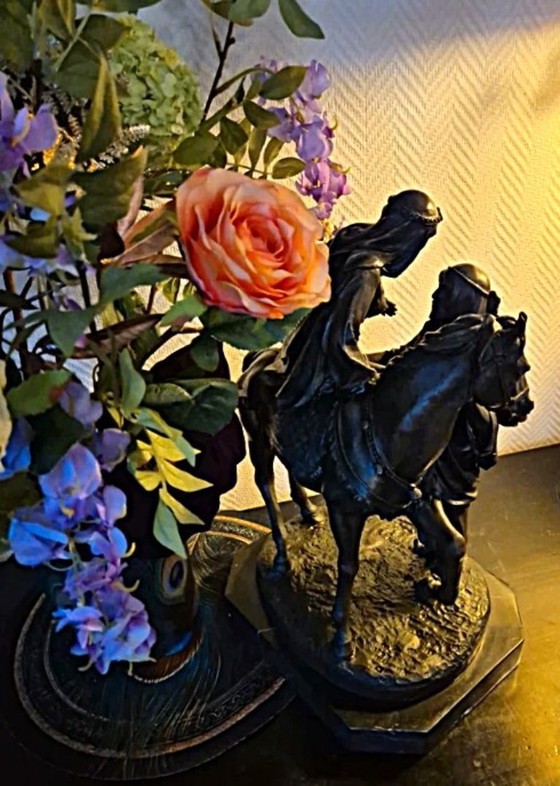 Image 1 of Estatua de bronce de una pareja beduina a caballo