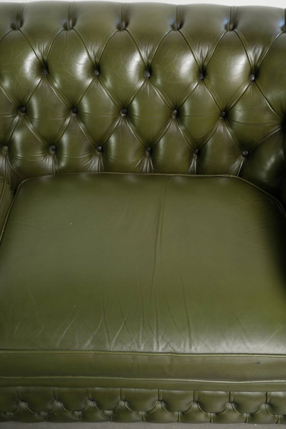 Très beau canapé Chesterfield 2,5 places en cuir de vachette vert de style anglais avec un superbe look (photo 5 of 13)
