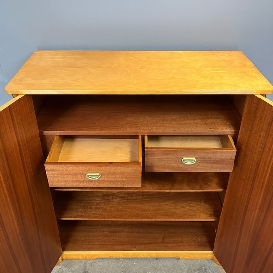 Image 1 of Cassettiera di metà secolo, betulla fiammata, anni '50, restaurata