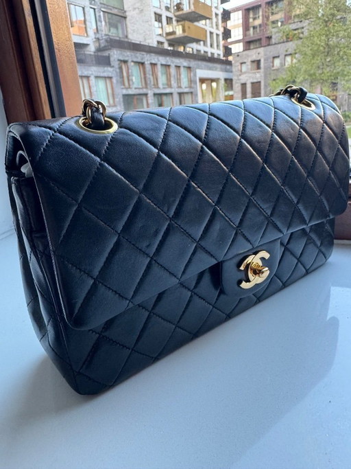 Chanel Medium Classic Flap Bag, 24 Karat vergoldet, schwarz