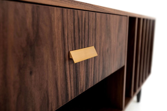 Image 1 of Mueble de nogal para tocadiscos y vinilos O-S12