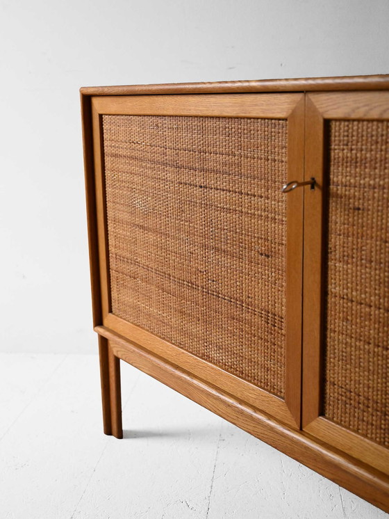 Image 1 of Scandinavische eiken kast met geweven rotan deuren