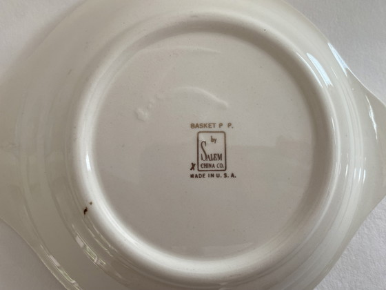 Image 1 of Cesta de porcelana Salem, fabricada en EE. UU. aproximadamente en 1950.
