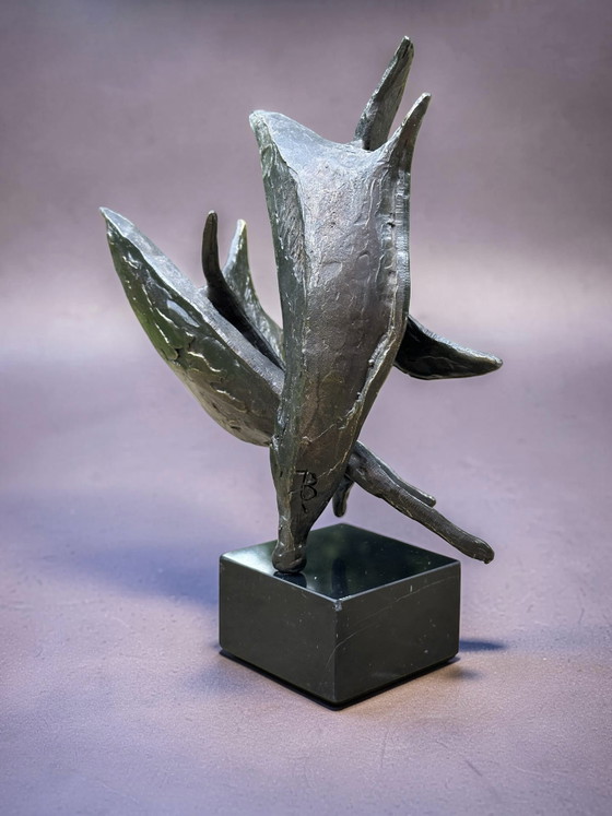 Image 1 of Scultura in bronzo Vento nelle vele - Bernadette Leijdekkers | Scultura astratta su base