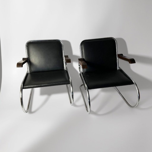 Een paar Bauhaus-fauteuils met cantileverconstructie uit de jaren 1930-1940 – buisvormig staal, houten armleuningen