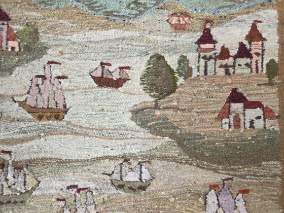 Image 1 of Tapisserie murale polonaise vintage tissée à la main représentant des villages et des bateaux