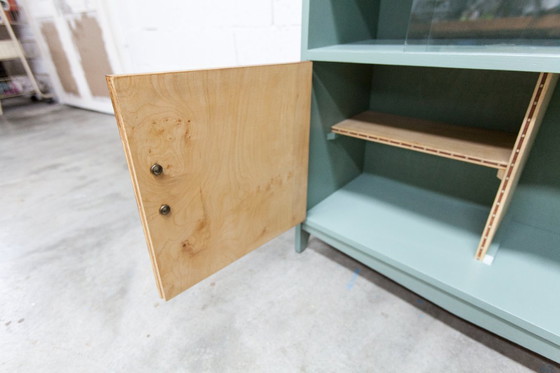 Image 1 of Atypische, elegante, lage vitrinekast uit de jaren 60 in een stijlvolle groene kleur.