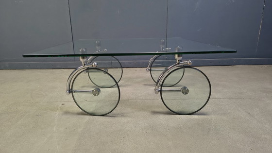 Image 1 of Table basse en verre à roulettes, années 1980