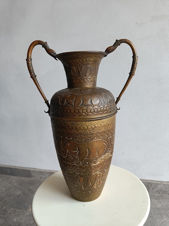 Image 1 of Set decorativo vintage in ottone e rame: vaso a forma di elefante in rilievo e ciotola floreale martellata.