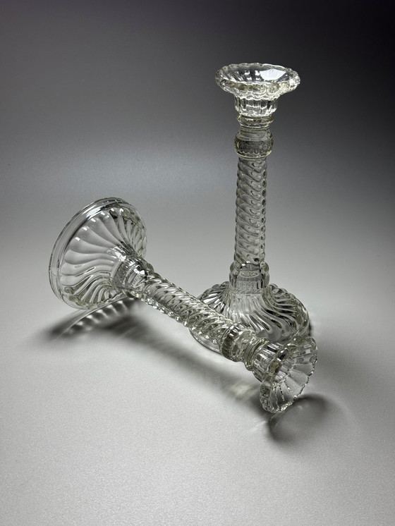 Image 1 of Een paar art-deco kandelaars van gedraaid glas — België, jaren 1920-1930