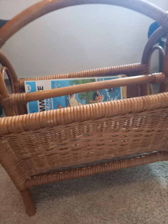 Bellissimo portariviste vintage in rattan (photo 5 of 5)
