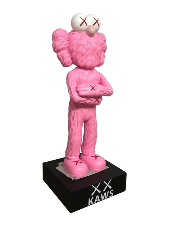 Image 1 of Sculpture en fibre de verre - Marionnette de mode KAWS - Rose