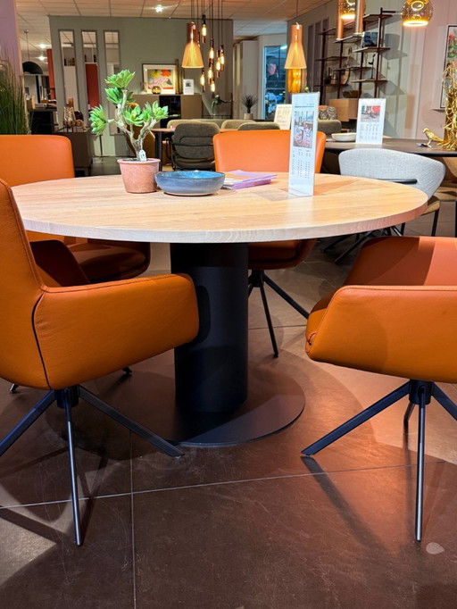 Bert Plantagie Oval dining table