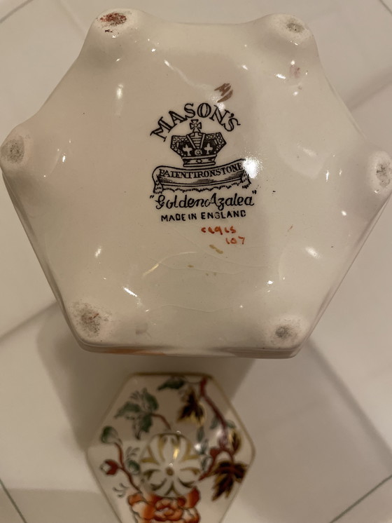 Image 1 of Teedose ‚Golden Azalea‘ / Hexagonal Lidded Jar H 16,5 cm von Mason’s