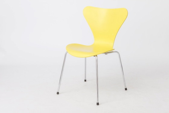 Chaise Arne Jacobsen Série 7 Modèle 3107 | Chaise de salle à manger jaune Fritz Hansen | Classique du design (photo 3 of 11)