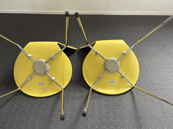 Image 1 of Fritz Hansen gele vlinderstoelen