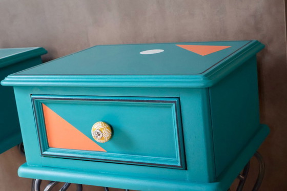 Image 1 of Memphis Twins – comodini postmoderni nei colori verde acqua e arancione toscano.