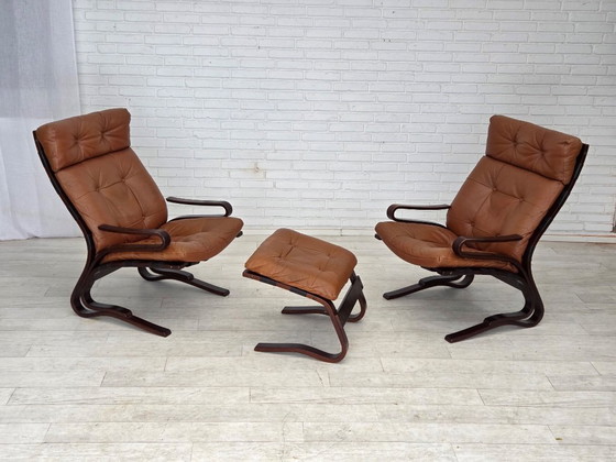 Image 1 of Años 70, diseño noruego de Else & Nordahl Solheim, juego de 2 sillas con reposapiés, modelo "Kengu".