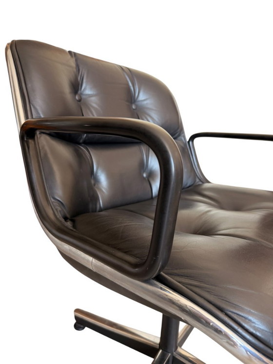 Image 1 of Een paar authentieke Charles Pollock directiestoelen voor Knoll - zwart leer & Skai