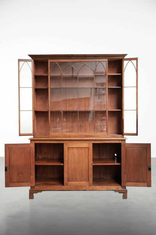 Wunderschöner antiker englischer Buffetschrank aus dem frühen 19. Jahrhundert im gotischen Stil mit (photo 2 of 19)