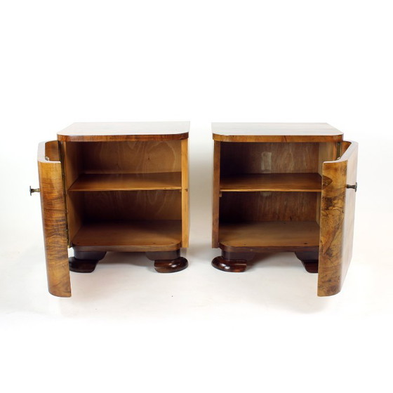 Image 1 of Minimalistische Art Deco nachtkastjes van walnootfineer, Tsjechoslowakije, jaren 1930