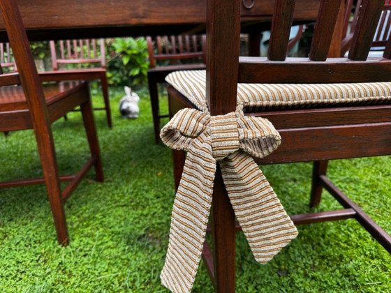 Image 1 of Grande table de salle à manger coloniale en teck massif avec 8 chaises et coussins