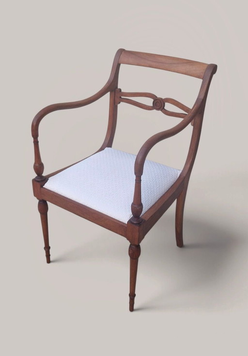 Sillón antiguo estilo Directorio de madera maciza - marco calado y patas de sable