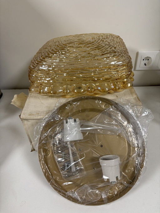 New old stock in doos !  Grote Glashütte Limburg plafonnière of wandlamp amber glas jaren ‘60/’70