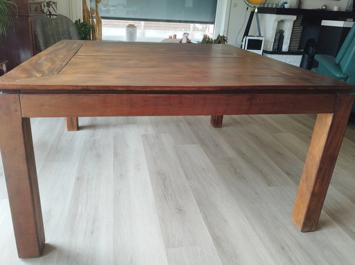 Solid wood dining table – robust quality – immediately available